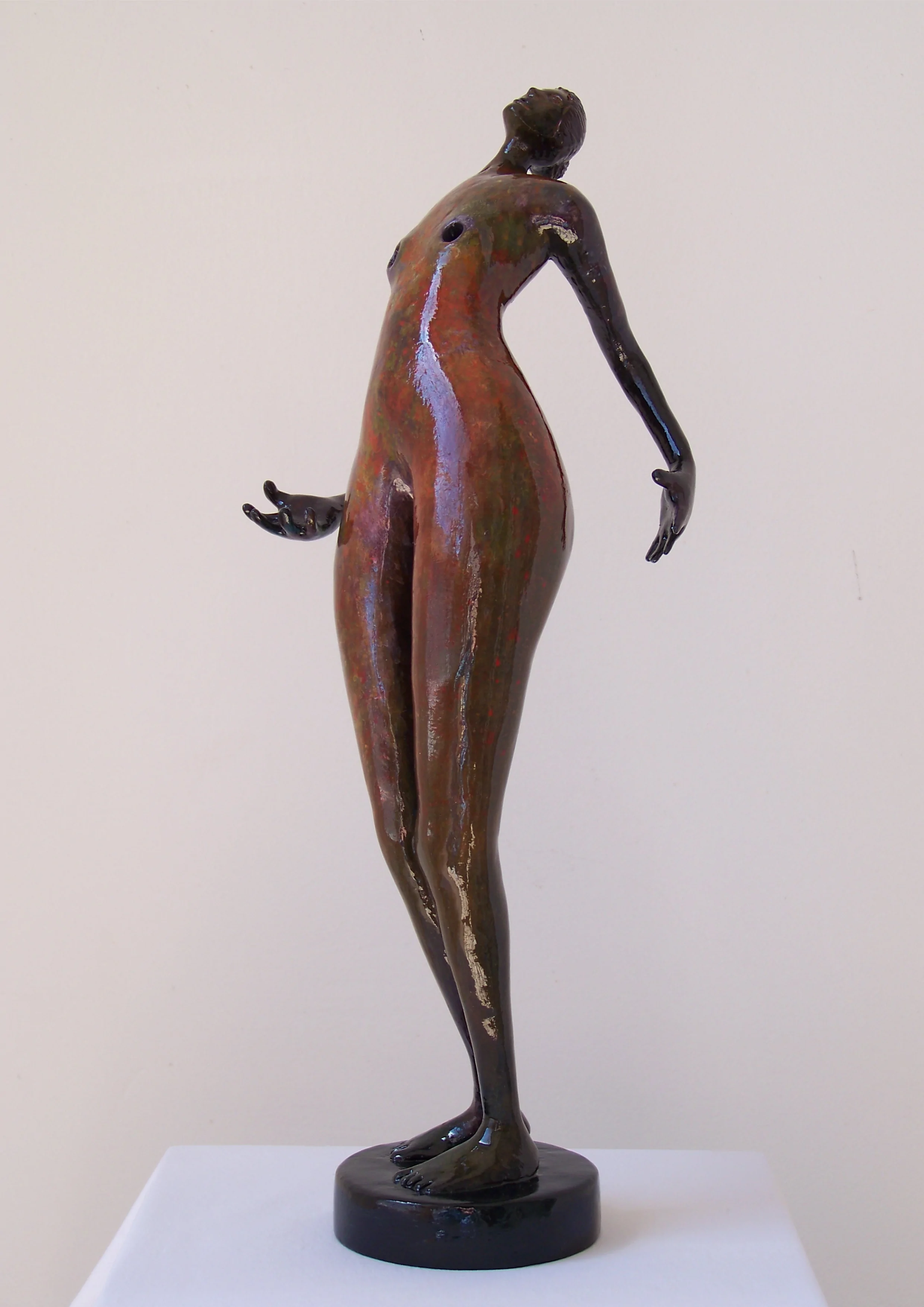 Mujer en pie con brazos exentos del cuerpo. Tonos marrones. 32x11x10 centímetros. 750 gramos