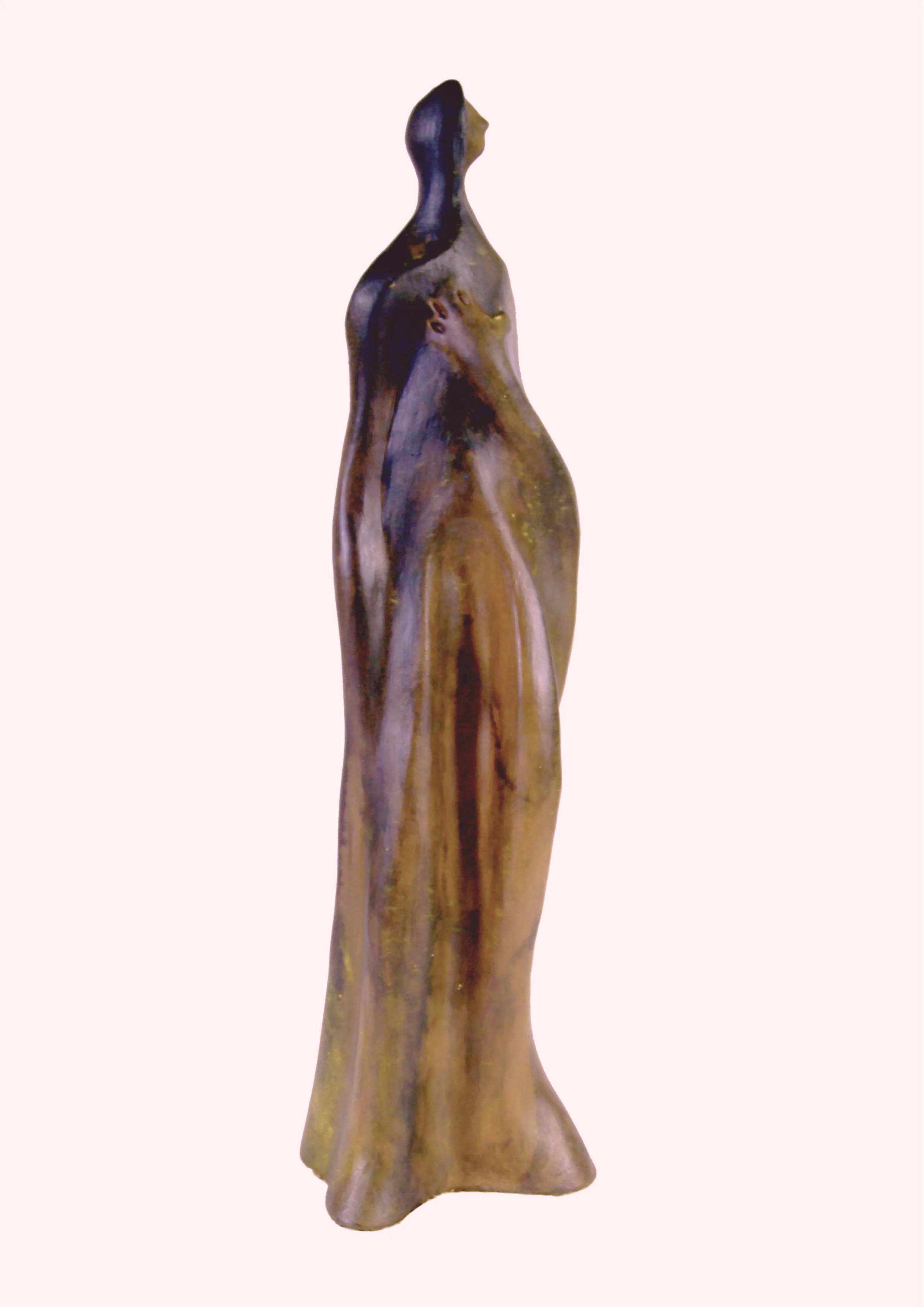 Figura en pie con túnica y mano en el pecho. 32x9x9 centímetros. 1,100 kilos