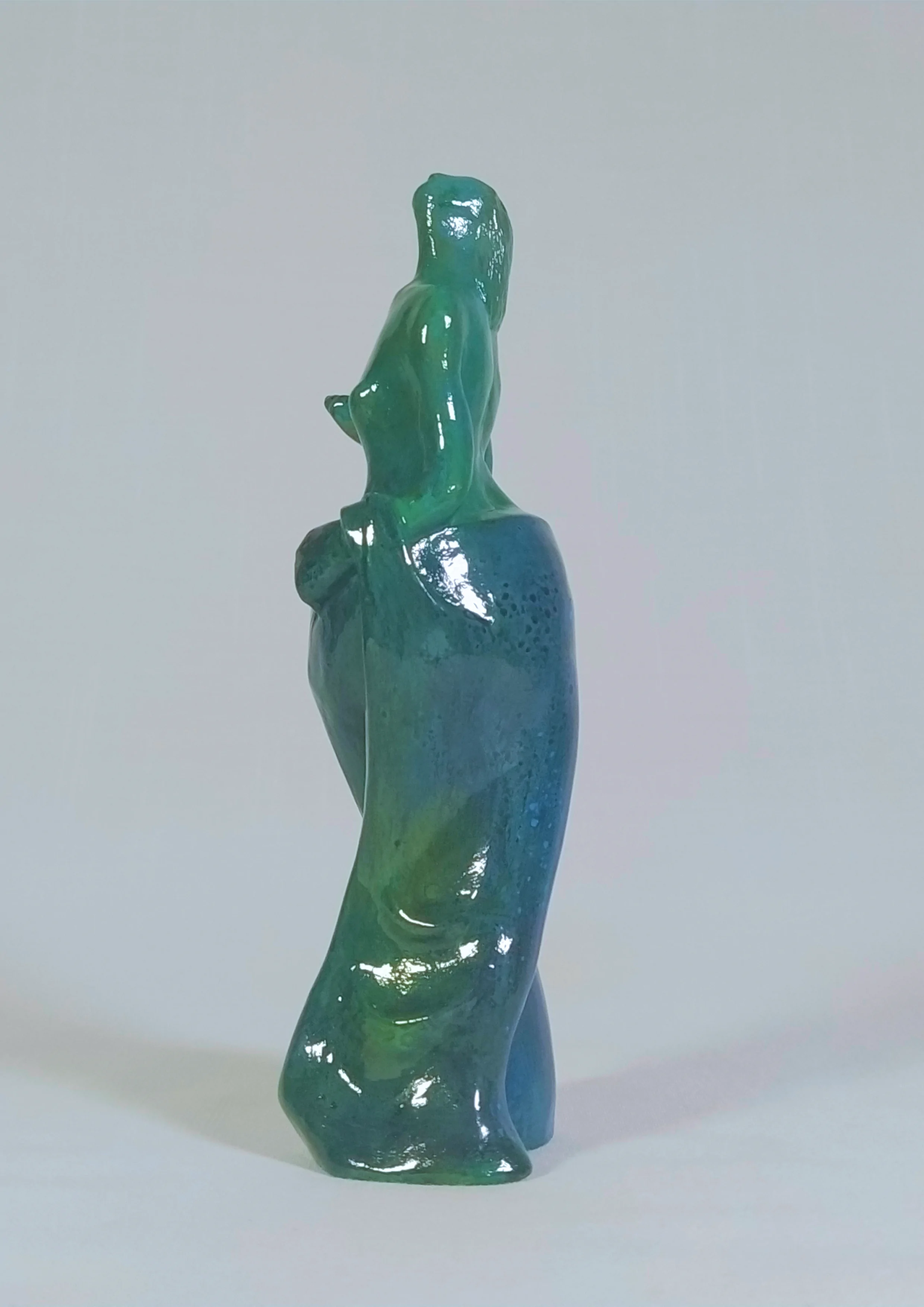 Figura en pie con una mano palma arriba. Tonos verdes. 19x7x5 centímetros. 420 gramos
