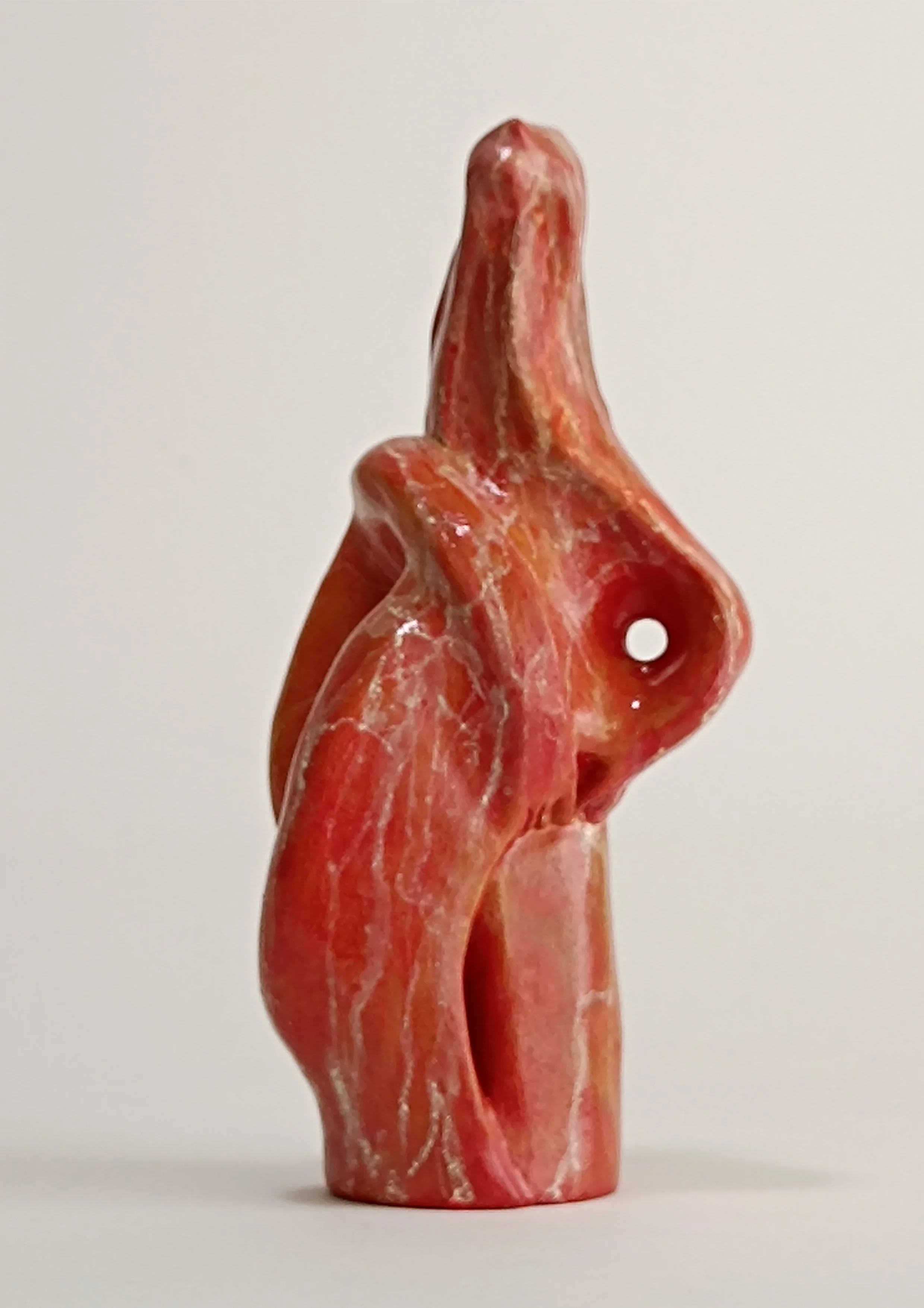 Figura en pie con manos en una cadera. Tonos rojos. 15x8x7 centímetros, 275 gramos