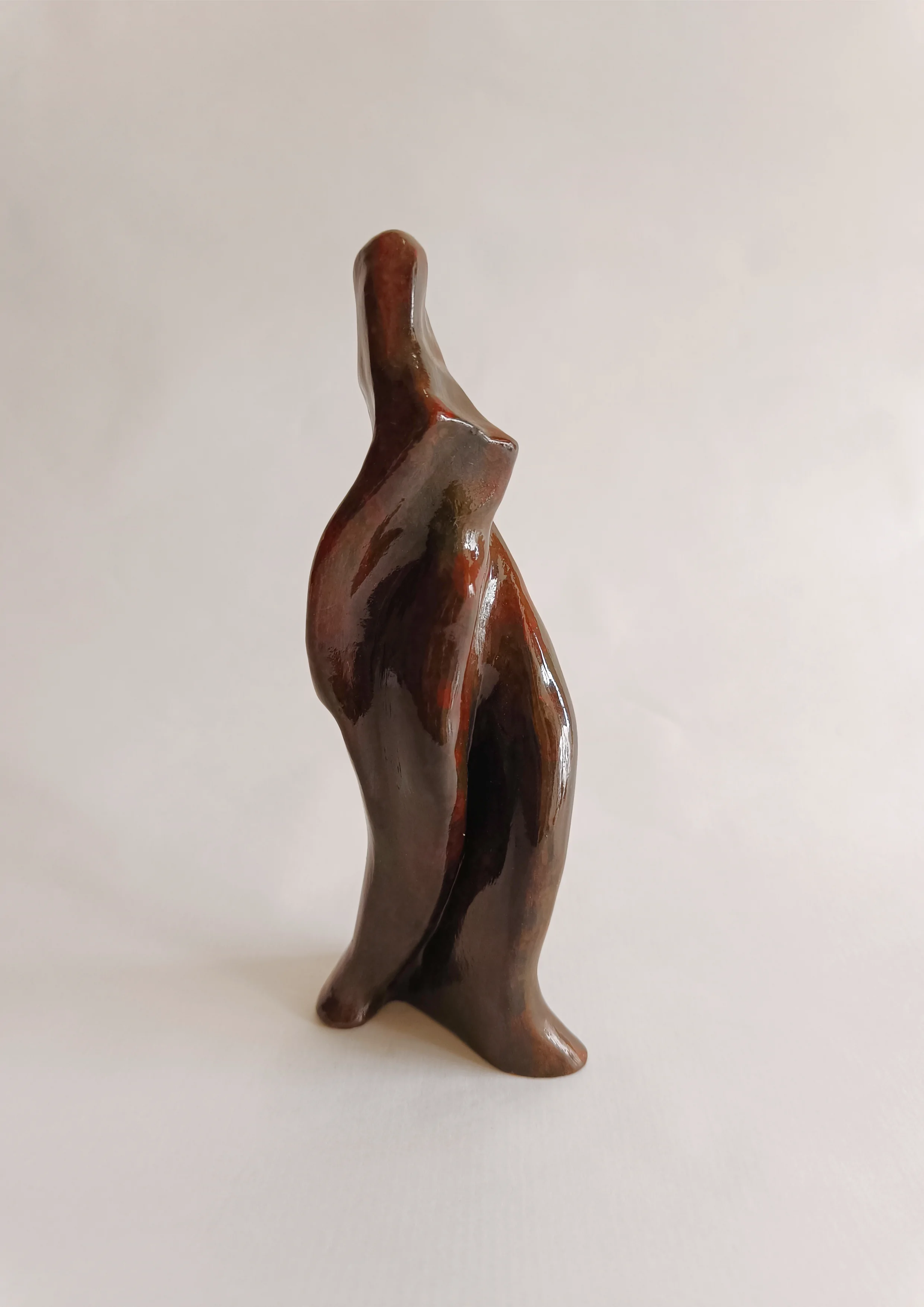 Figura en pie con túnica. tonos marrones. 16x4x7 centímetros. 220 gramos